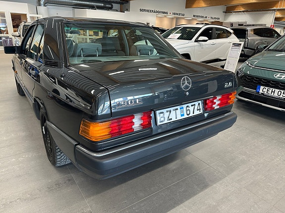 Mercedes-Benz 190 3 of 5