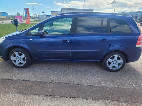Opel Zafira 3 of 5