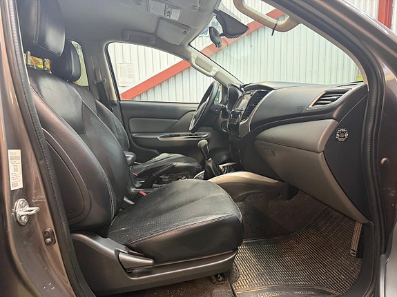 Mitsubishi L200 14 of 16