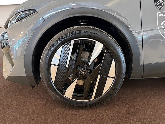 Peugeot 408 8 of 16
