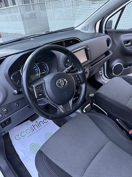 Toyota Yaris 13 of 22