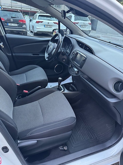 Toyota Yaris 14 of 22