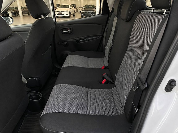 Toyota Yaris 5 of 22