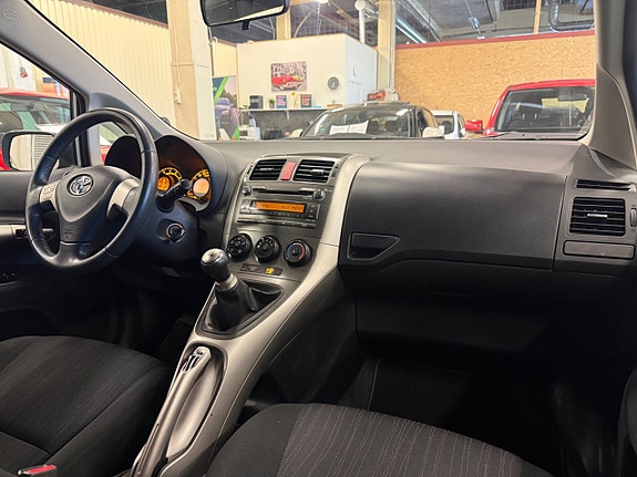 Toyota Auris 5 of 10
