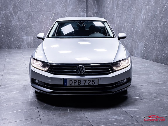 Volkswagen Passat 2 of 5