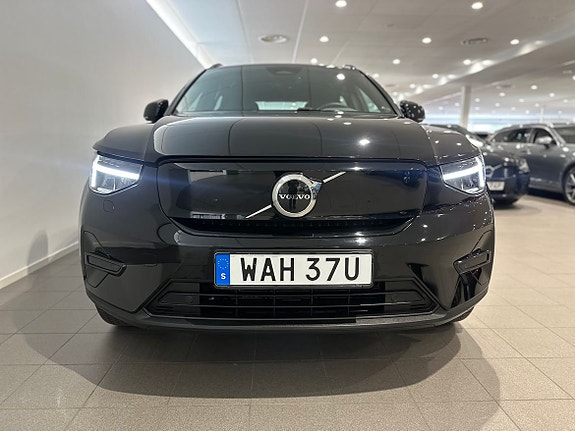Volvo XC40 2 of 5