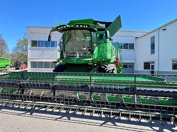 John Deere S 780 2 of 17