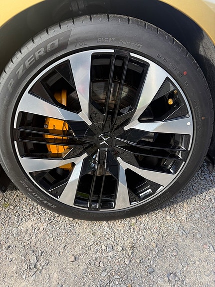 Polestar 4 2 of 9