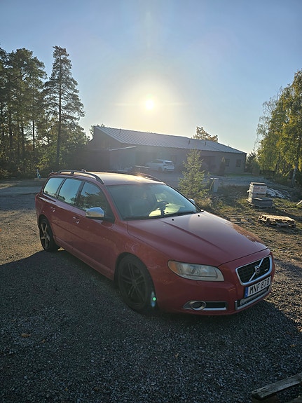 Volvo V70 2 of 6