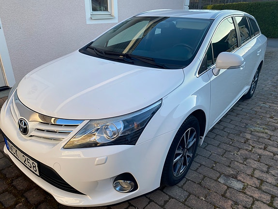 Toyota Avensis 2 of 5