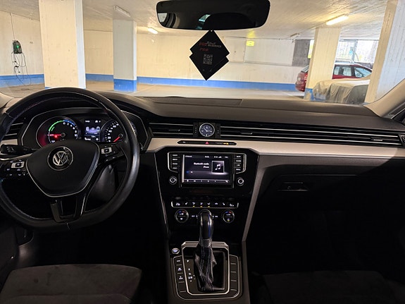 Volkswagen Passat 12 of 25