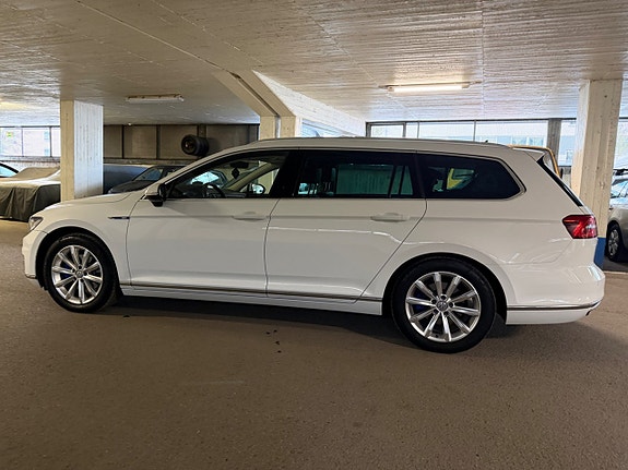 Volkswagen Passat 8 of 25