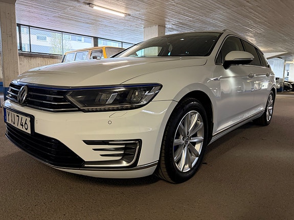 Volkswagen Passat 2 of 5