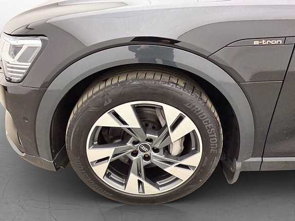 Audi e-tron 29 of 30