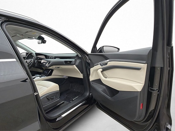 Audi e-tron 9 of 30