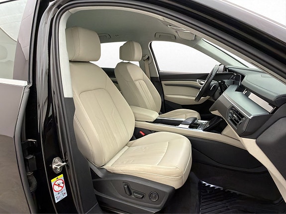 Audi e-tron 12 of 30