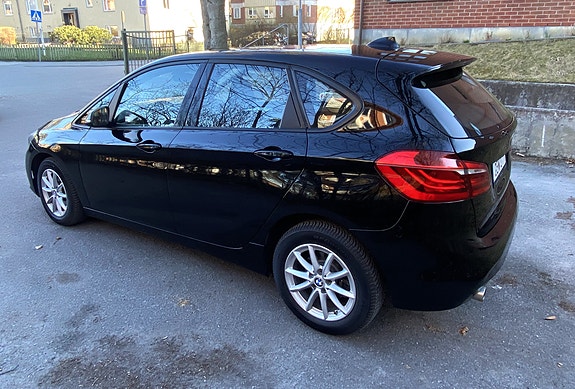 BMW 216d 3 of 5
