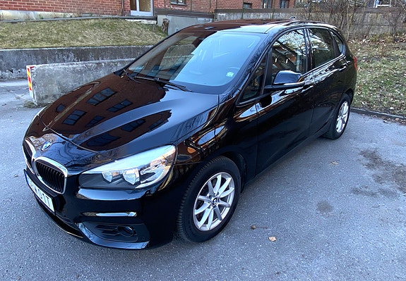 BMW 216d 4 of 5