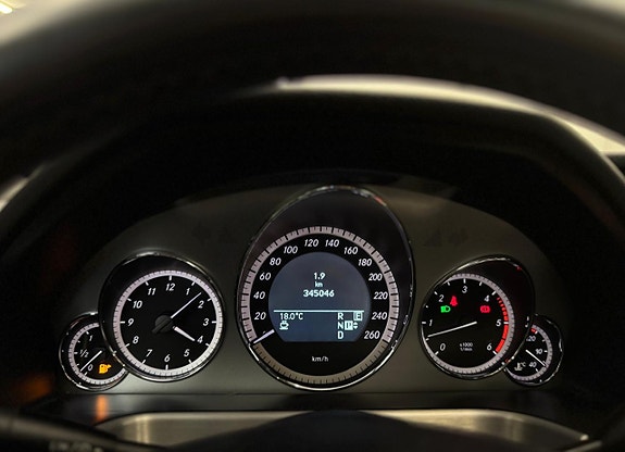Mercedes-Benz E350 11 of 27