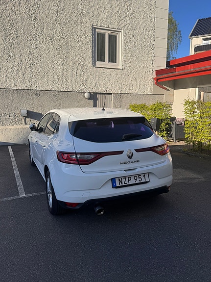 Renault Megane IV 2 of 5