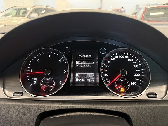 Volkswagen Passat 13 of 24
