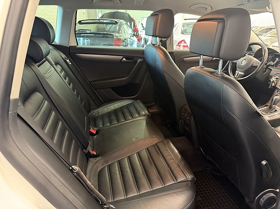 Volkswagen Passat 12 of 24