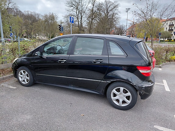 Mercedes-Benz B170 2 of 5