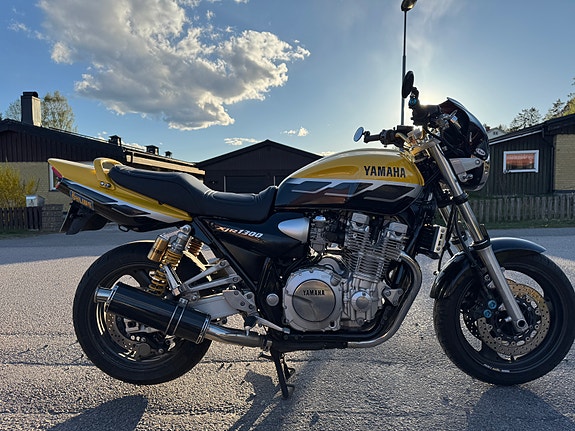 Yamaha XJR 1300 2 of 5