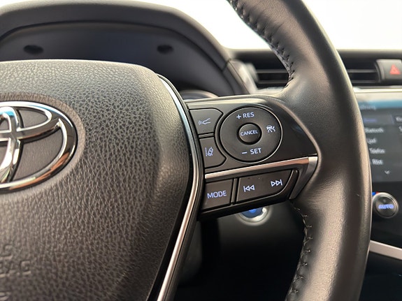 Toyota Camry 14 of 30