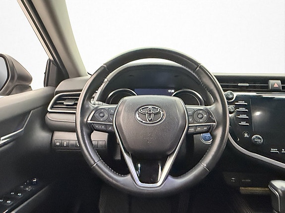 Toyota Camry 11 of 30