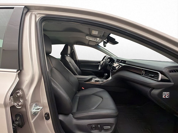 Toyota Camry 23 of 30