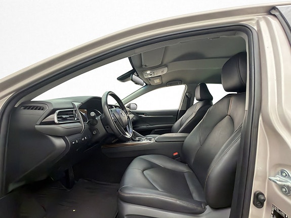 Toyota Camry 9 of 30