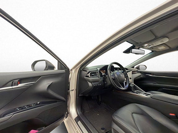 Toyota Camry 8 of 30