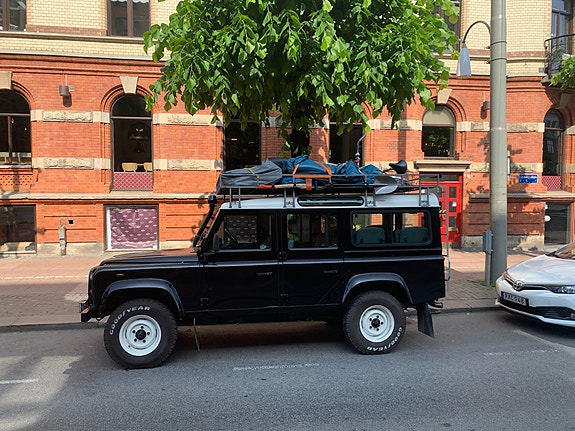 Land Rover Defender 110 4 of 5