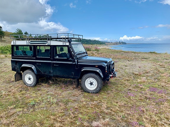 Land Rover Defender 110 2 of 5