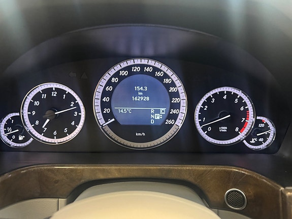 Mercedes-Benz E500 9 of 28