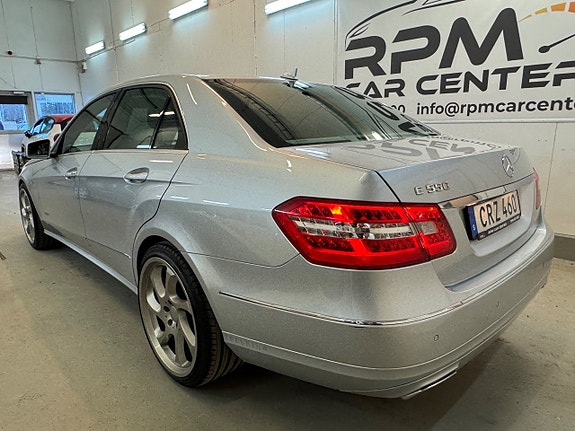 Mercedes-Benz E500 4 of 5