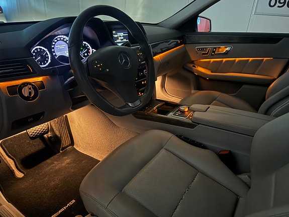 Mercedes-Benz E500 7 of 28