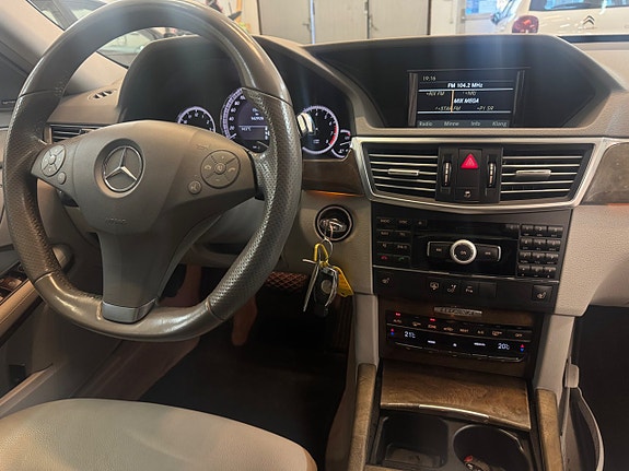Mercedes-Benz E500 17 of 28