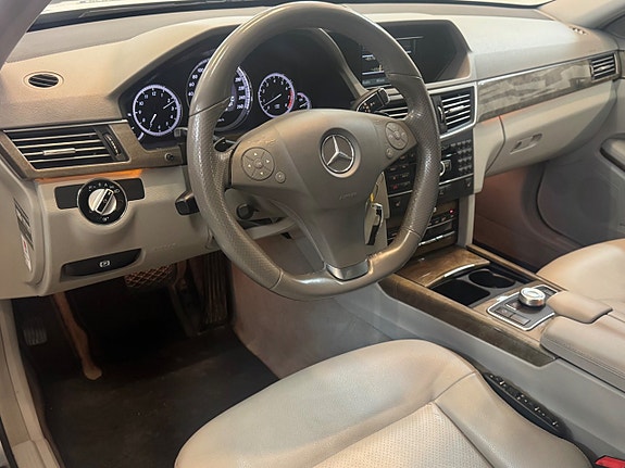 Mercedes-Benz E500 11 of 28