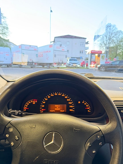 Mercedes-Benz C180 2 of 2