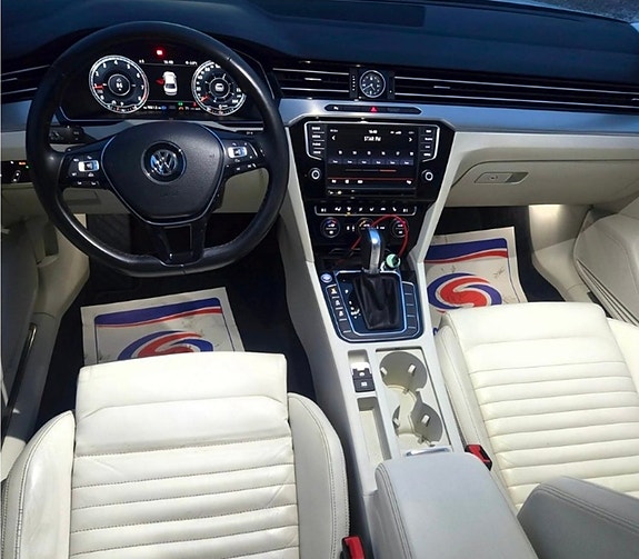 Volkswagen Passat 16 of 23