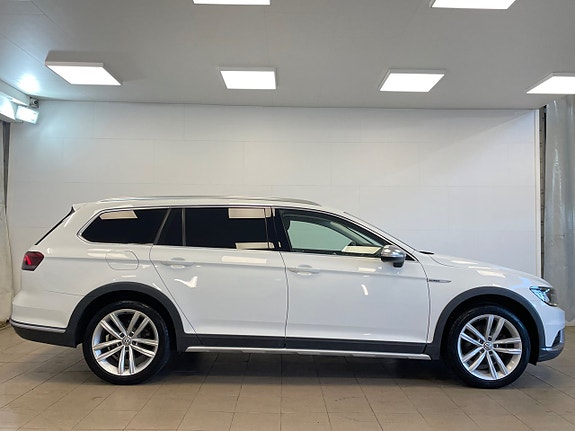 Volkswagen Passat Alltrack 3 of 5