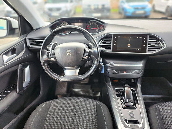 Peugeot 308 SW 2 of 5