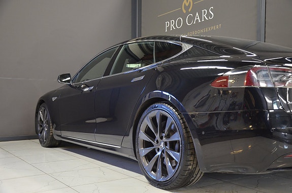 Tesla Model S 4 of 5