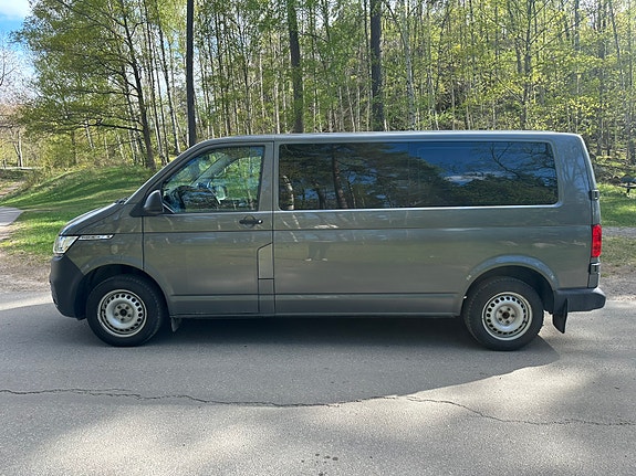 Volkswagen Caravelle 2 of 5