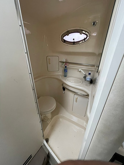 Sea ray 330 3 of 6