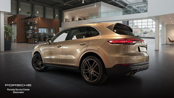 Porsche Cayenne S 2 of 5