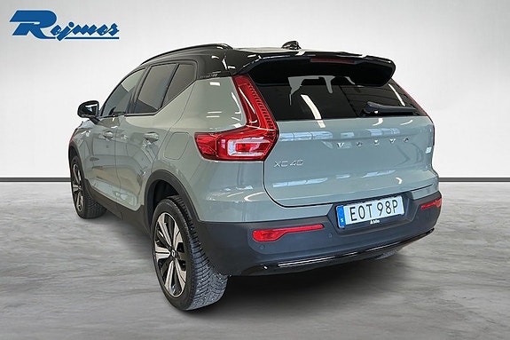 Volvo XC40 2 of 5