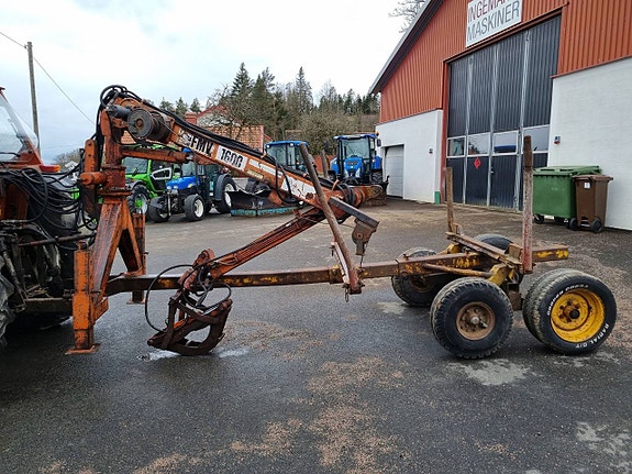 Skogsvagn med kran FMV 1600
